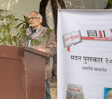 चन्द्रप्रकाश बानियाँलाई मदन पुरस्कार अर्पण